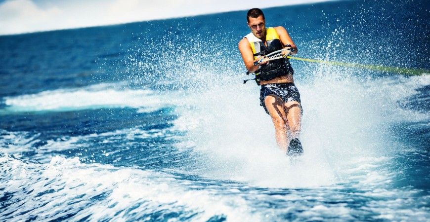 Ce este wakeboarding-ul si de ce poate fi cea mai distractiva activitate de vara?